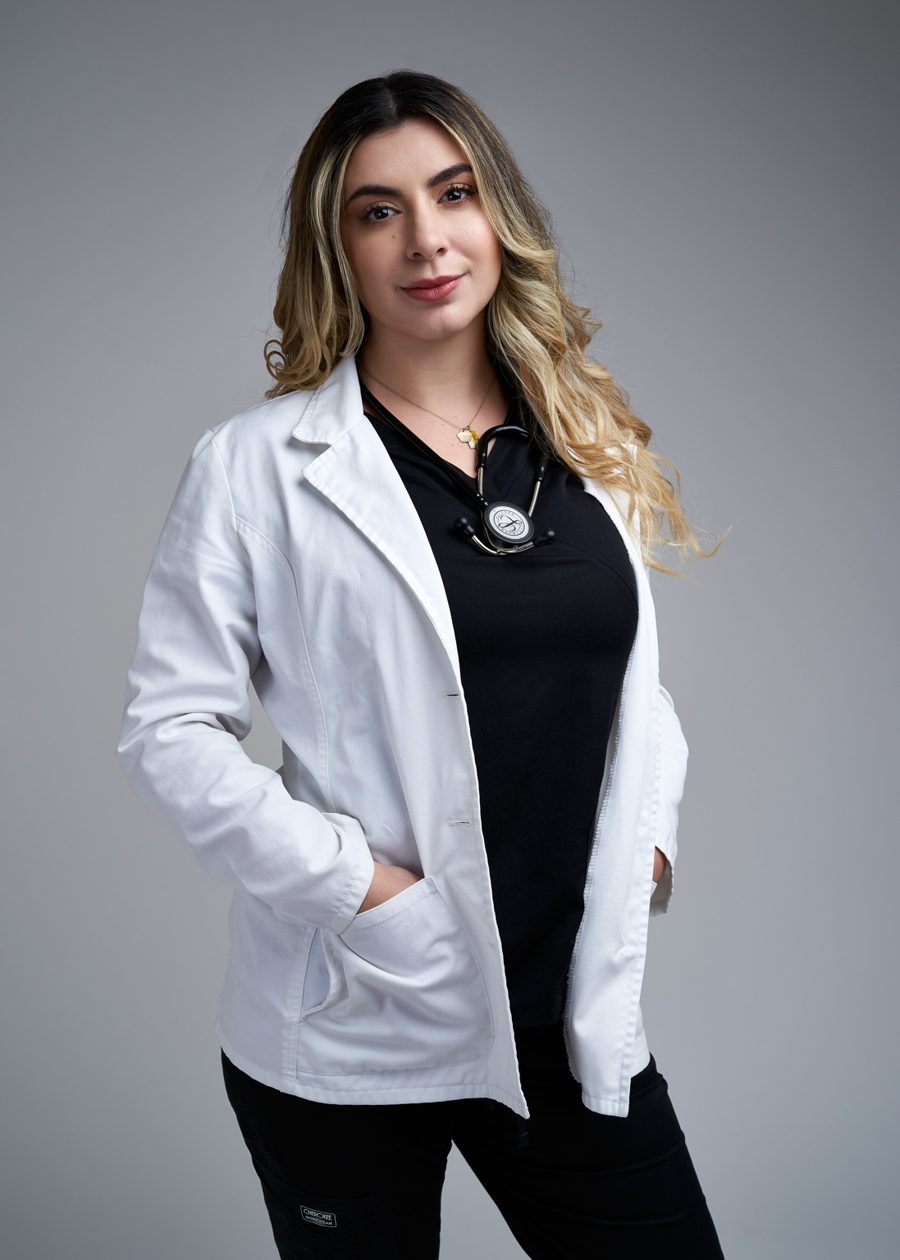 Dra. Andrea Vélez con bata médica