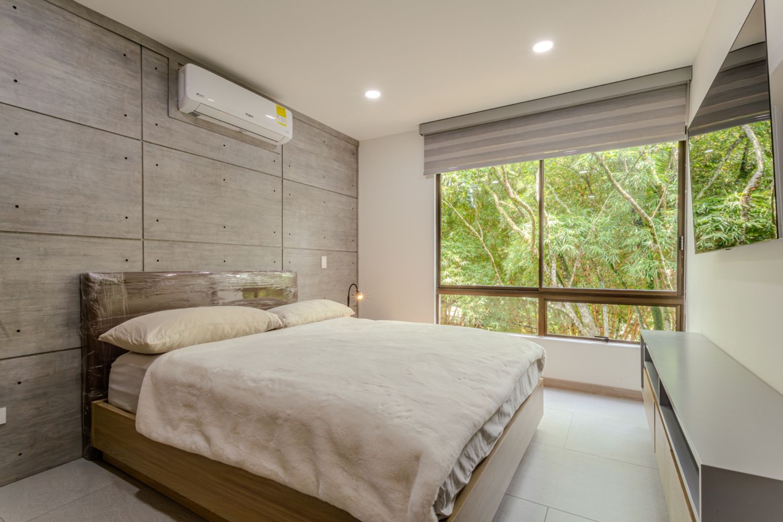 Double bedroom with private bathroom